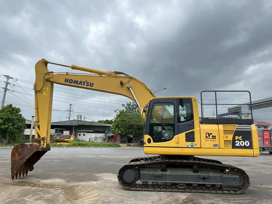 MÁY XÚC ĐÀO KOMATSU PC200LC-11